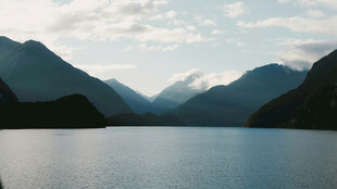 宁静湖景与远山
