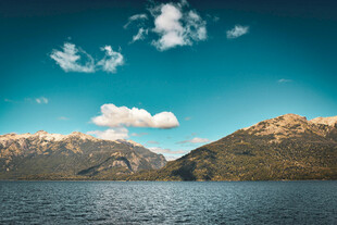 壮丽山水间的静谧湖景