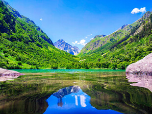 山间碧湖美景