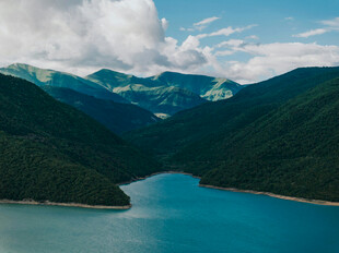 高山环抱的湛蓝湖泊