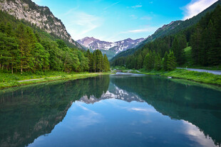 山间静谧湖景