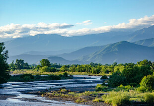 山间河畔美景
