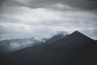 云雾缭绕的巍峨山峰
