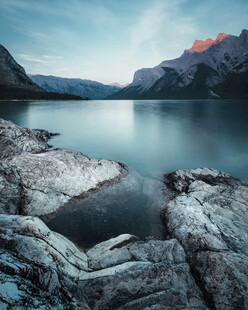 湖畔嶙峋岩石与远山美景