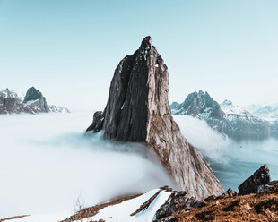 巍峨雪山孤峰云雾缭绕
