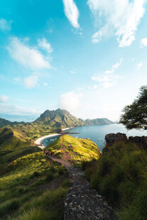 山间湖畔美景
