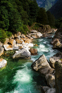 山间碧流绕顽石