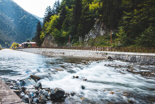 山间湍急溪流与公路美景
