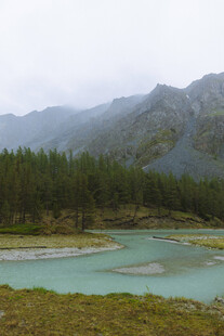 山间幽蓝湖泊美景