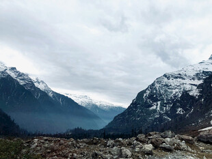 壮丽雪山山谷景观
