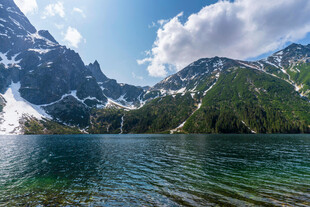 高山湖畔美景