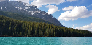 湖畔青山美景