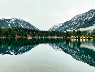 宁静山水湖景倒影如画
