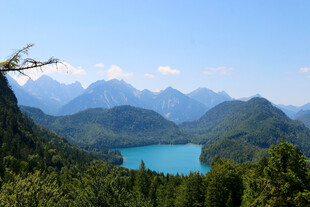 高山环抱的湛蓝湖泊