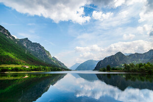 宁静山水间的湖光山色