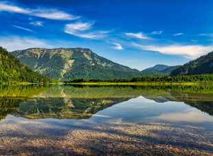 宁静山水间的绝美湖景