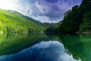 青山绿水间的静谧湖泊