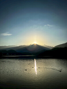 湖畔日出美景