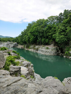 青山绿水间的秀丽河谷