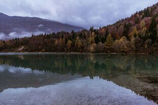 秋日静谧湖景