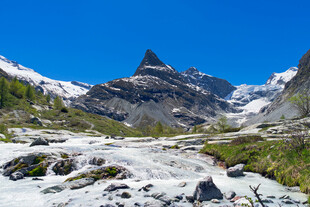 雪山山谷美景