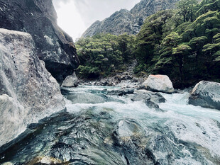 山间溪流穿石而过