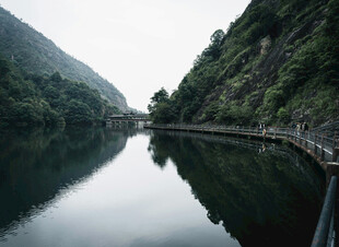 山间宁静湖水与栈道风景