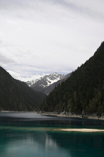 山涧湖泊