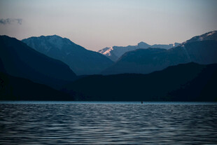 湖畔山峦暮色美景