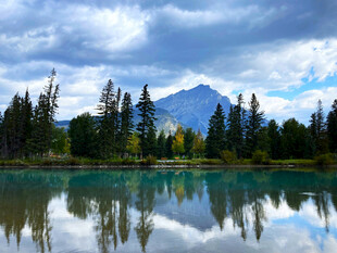 湖畔山林美景