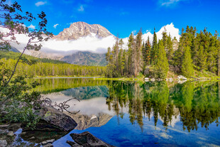 湖畔山林美景