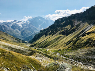 壮丽高山山谷风光