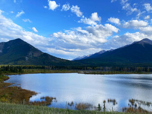 宁静湖畔的壮美山景