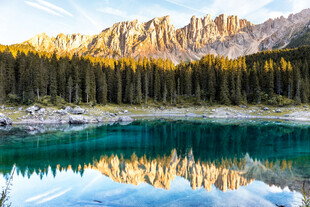 山间碧湖与壮丽山峰美景