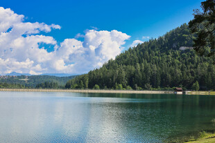 宁静湖畔山林美景