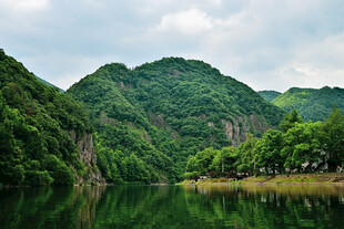 青山绿水间的宁静湖景