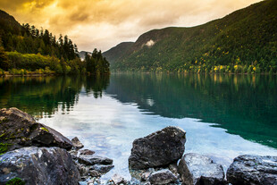 湖畔山林美景