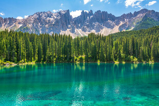 梦幻蓝湖与葱郁山林美景