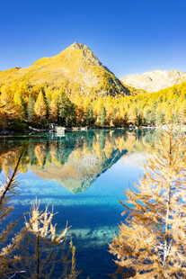 秋日山间湖景的绝美风光