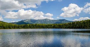宁静湖泊与远山美景