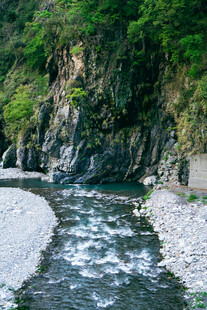 山间湍急溪流穿岩石而过