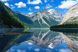 宁静山水湖景倒影如画