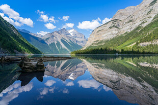 宁静山水间的绝美湖景