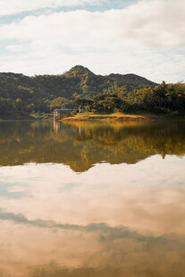 宁静湖畔山水倒影美景