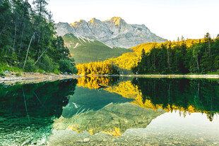 山间静谧湖景
