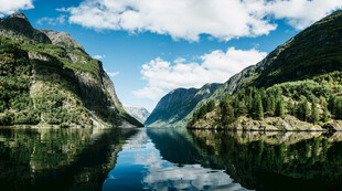 壮丽峡湾山水景观