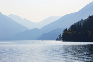 宁静山水间的湖光山色