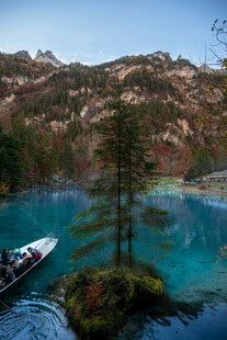 蓝湖孤舟伴青山美景