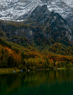 秋日山间湖泊美景