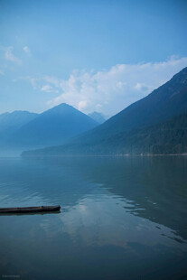 宁静湖山景